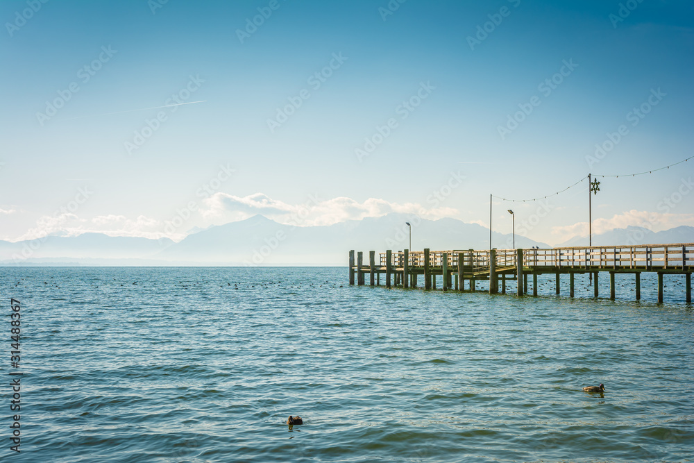 Steg am See und Berge im Winter - Chiemsee Steg am See und Berge im Winter - Chiemsee