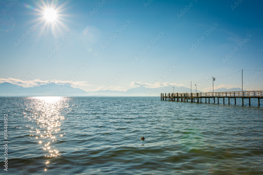 Sonne scheint über Chiemsee - See und Berge