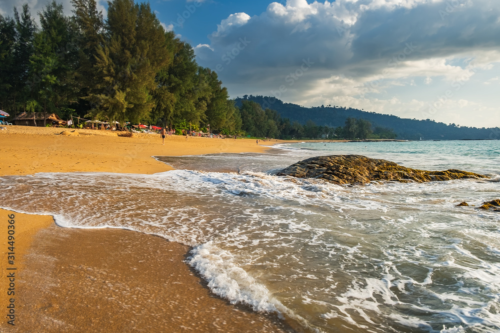Φωτογραφία Beautiful seascape with sea and rock in Nang Thong Beach, Khao Lak, Thailand