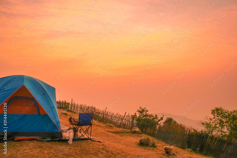 Camping on the mountain to admire the natural atmosphere, where the campsite will have tents and chairs to enjoy the nature and the fog and morning light of the sunrise.