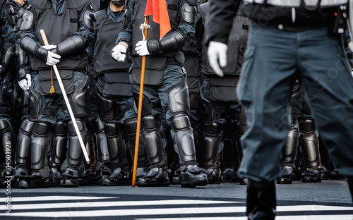 街の平和を守る警察の機動隊