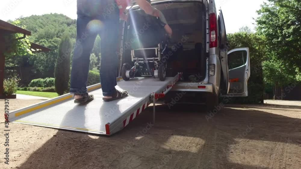 Furgoneta con rampa y silla de ruedas