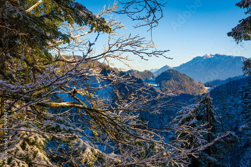 Berge in den Alpen mit Schnee im Winter photo