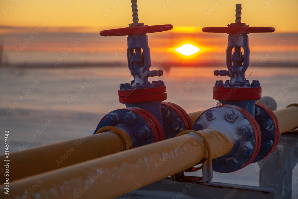 Oil, gas industry. Group wellheads and valve armature ,Gas well of high pressure; gas production process