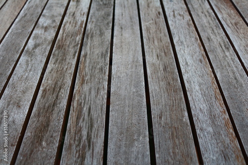 Tablones de madera desgastados de una mesa vieja en perspectiva