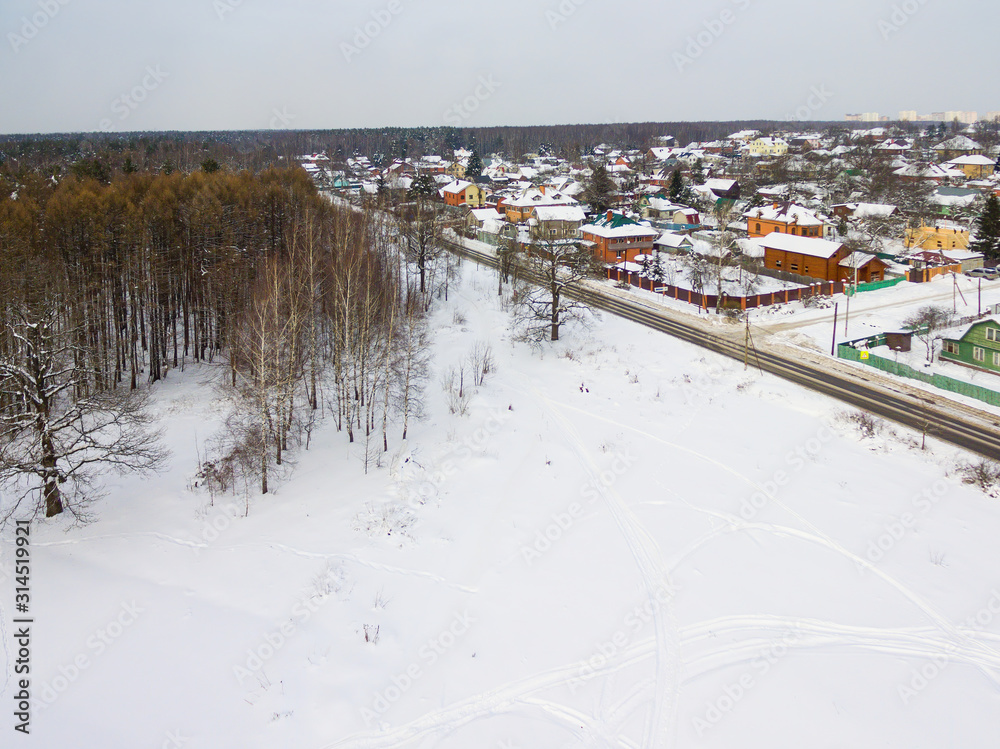 Obraz premium Winter landscape with a bird's-eye view of the village.