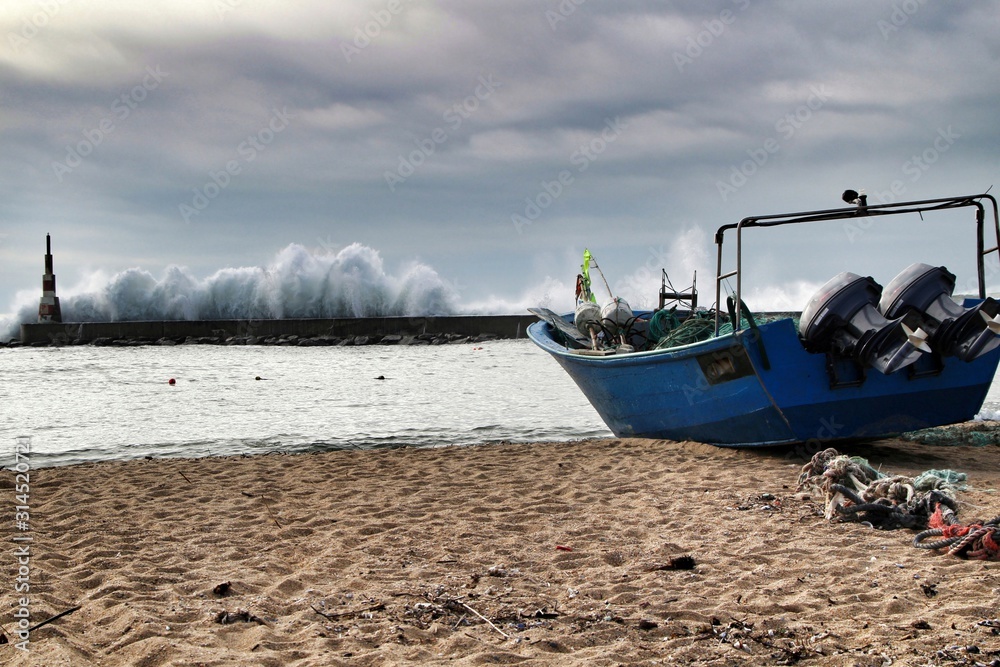 Fishing boats stranded on Aguda beach and Giant waves breaking on the ...