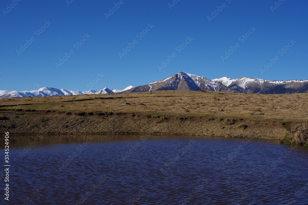 Etang lac lacquet retenue d'eau en montagne des pyrénées du vallespir