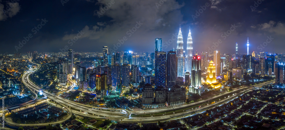 Obraz premium KUALA LUMPUR / Malaysia - 01 JAN 2020: Panorama aerial night view of downtown Kuala Lumpur Malaysia district skyline. logo removed