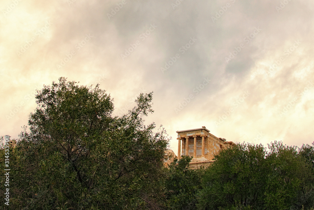 Nosotros mismos A bordo Consistente Beautiful landscape photo of Temple of Athena Nike. Dedicated to the  goddess Athena Nike. Built around 420 BC. Tree Leaves Border. Natural  Frame. Stormy sky and gloomy clouds. Athens Greece foto de