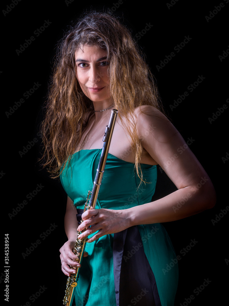 Portrait of a woman with a transverse flute in her hand.