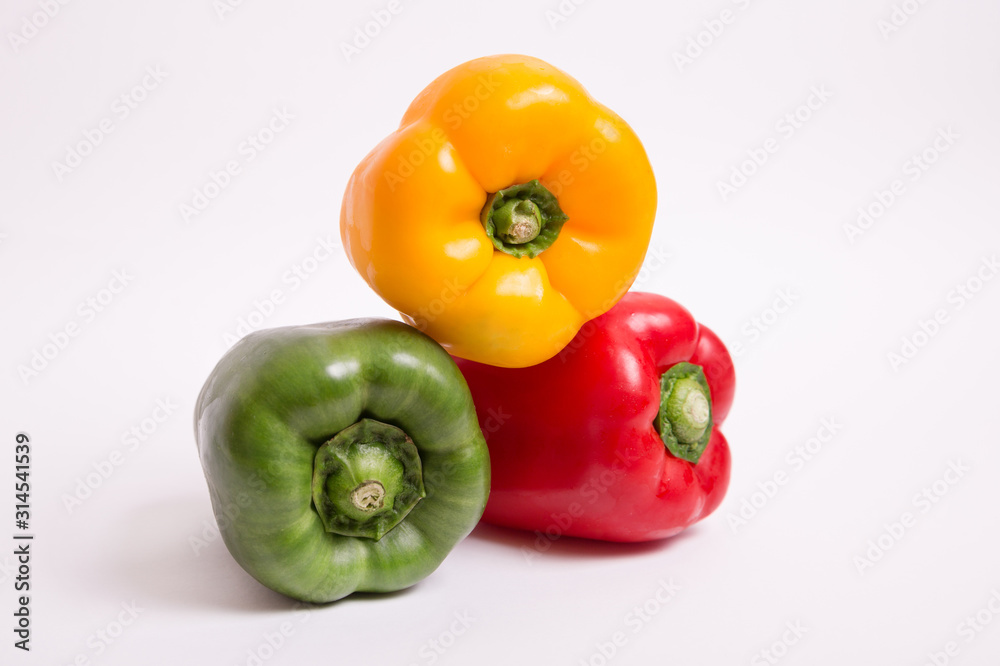 Pimientos de color rojo, amarillo y verde. Pimientos de color rojo, amarillo y verde.