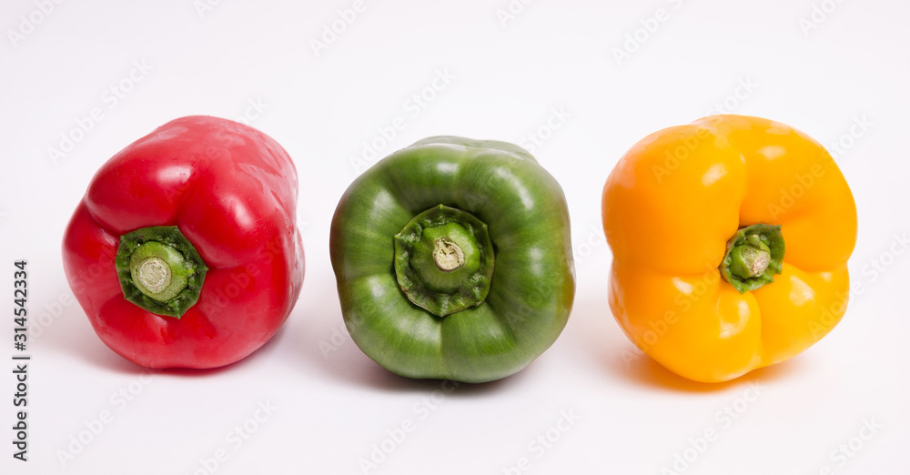 Pimientos de color rojo, amarillo y verde. Pimientos de color rojo, amarillo y verde.