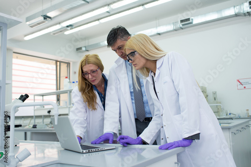Quadro em tela Laboratory scientists researching chemical compositions