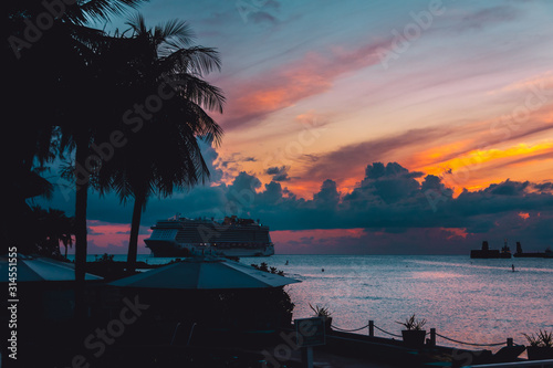Obraz na płótnie Sunset at Seven Mile Beach Caymans w salonie