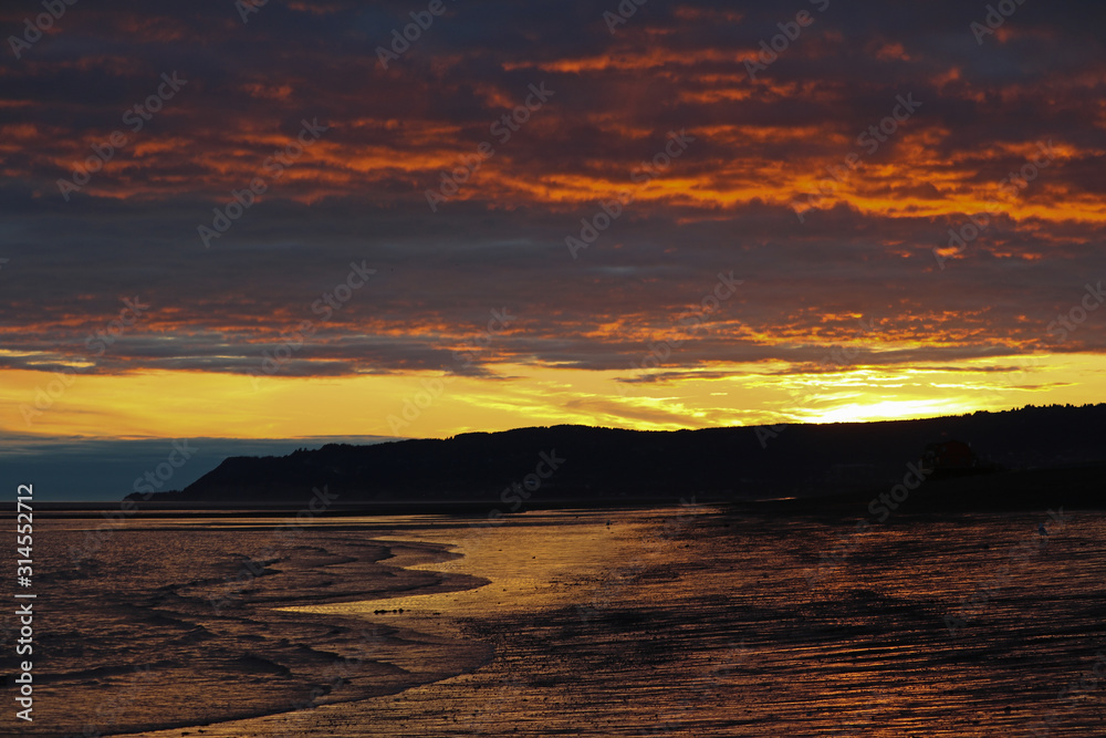 Obraz premium Magnificent Summer Sunset Over Homer Spit in Alaska