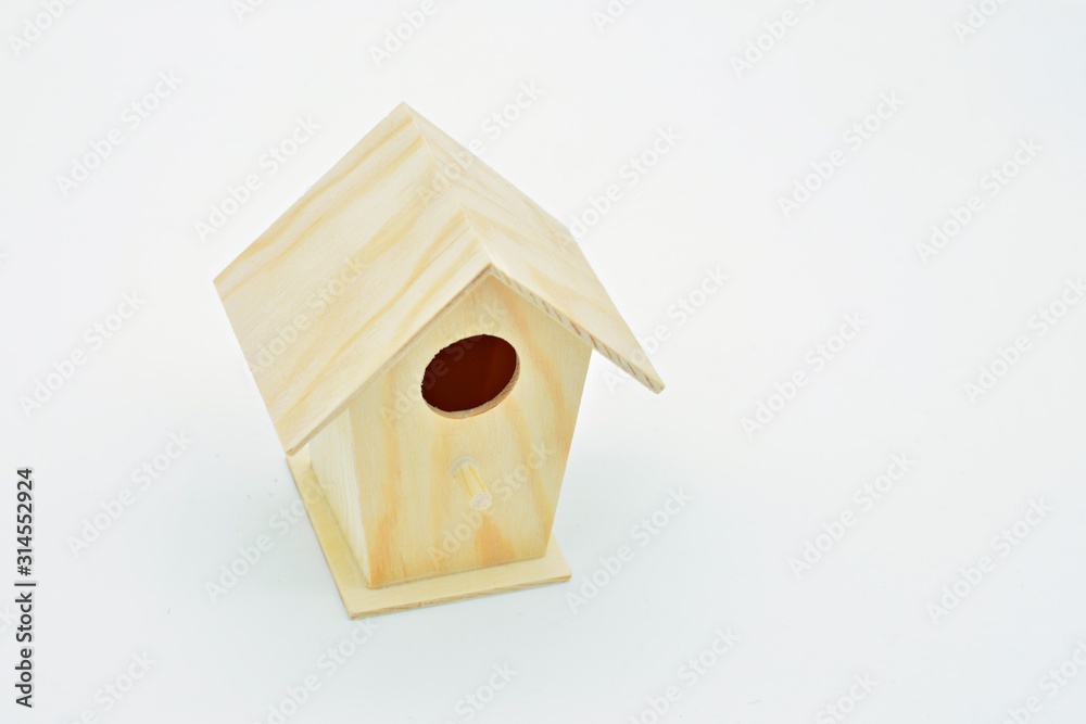 casita para pájaros hecha de madera, aislada casita para pájaros hecha de madera, aislada