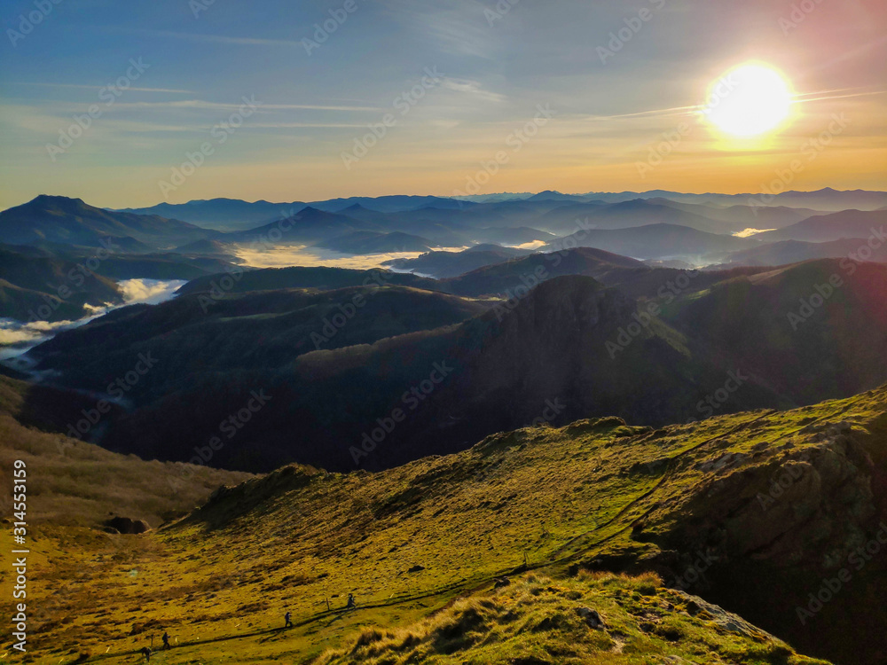 Amanecer subiendo a Peñas de Aya