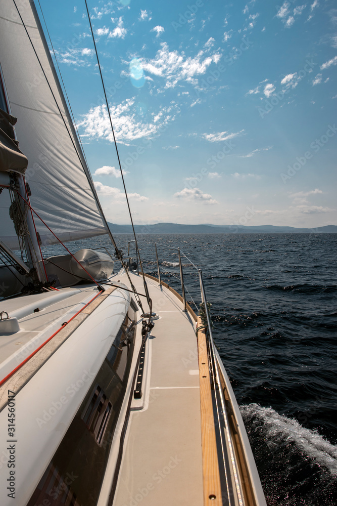 Fototapeta premium Deck eines Segelboots auf dem Mittelmeer bei sonnigem Wetter im Urlaub