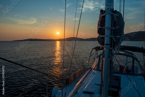 Fototapeta Naklejka Na Ścianę i Meble -  Deck und Mast einer Segelyacht bei Sonnenuntergang auf dem Mittelmeer