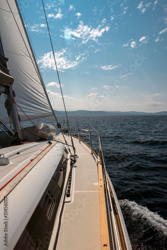 Deck eines Segelboots auf dem Mittelmeer bei sonnigem Wetter im Urlaub