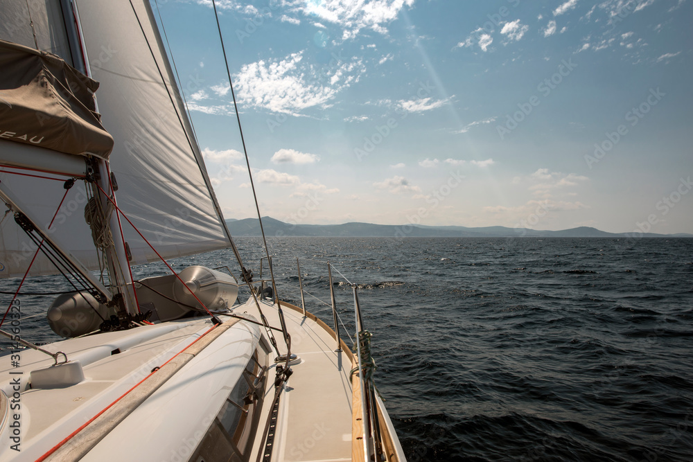 Deck eines Segelboots auf dem Mittelmeer bei sonnigem Wetter im Urlaub Deck eines Segelboots auf dem Mittelmeer bei sonnigem Wetter im Urlaub
