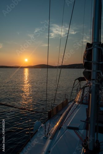 Deck und Mast einer Segelyacht bei Sonnenuntergang auf dem Mittelmeer