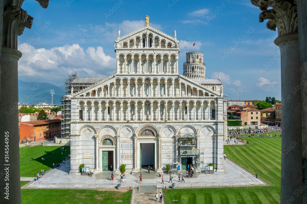 Obraz premium Pisa Cathedral seen from the San Giovanni Baptistery, the Leaning Tower of Pisa, Piazza del Duomo, Tuscany, Italy
