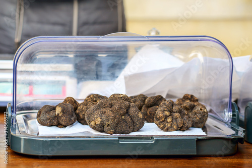 Obraz na płótnie Les gros truffes noires sur le marché en Provence. w salonie