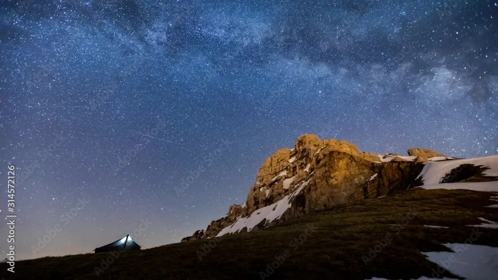 Timelapse de nuit sur le sommet de la Tournette, Annecy, France Timelapse de nuit sur le sommet de la Tournette, Annecy, France