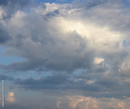 Wolkenstimmung am Morgen nach einer Regenacht