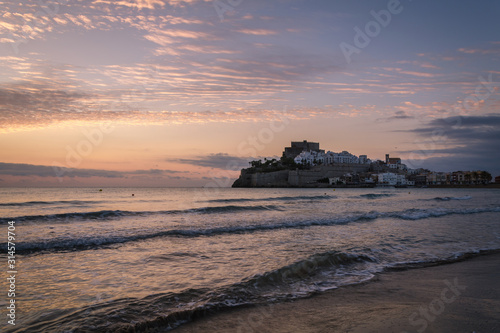Quadro em tela A beautiful landscape of the old town of Peniscola with the castle on the top in
