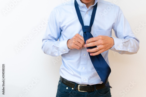 ネクタイをする男性