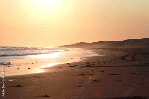 paisaje de la playa con el sol de fondo