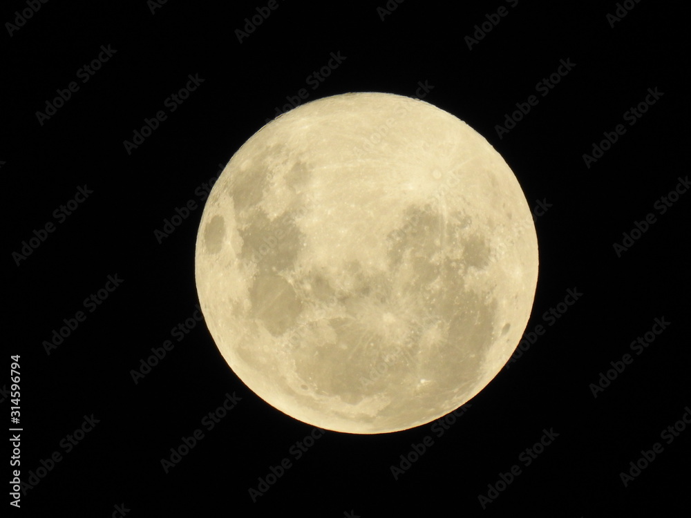 Luna llena en la ciudad de Montevideo Uruguay Luna llena en la ciudad de Montevideo Uruguay