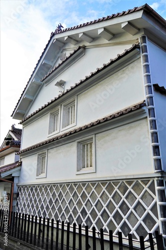 Wallpaper Mural 西条　酒蔵通りのなまこ壁 Torontodigital.ca