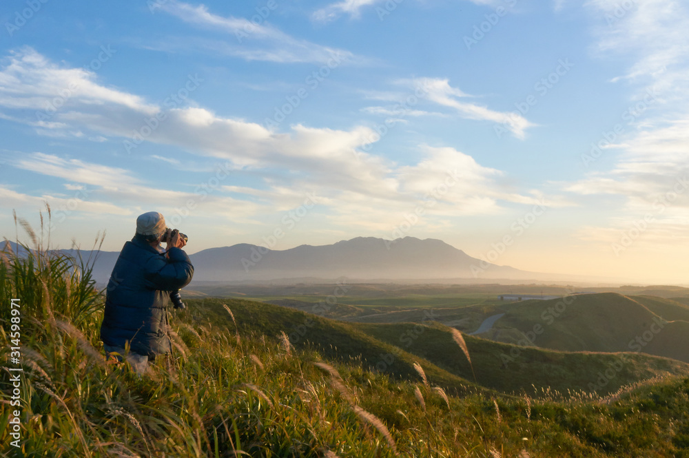 フォトグラファーが撮影をしている。阿蘇大観峰の朝の風景。