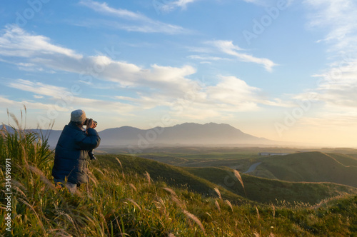 フォトグラファーが撮影をしている。阿蘇大観峰の朝の風景。