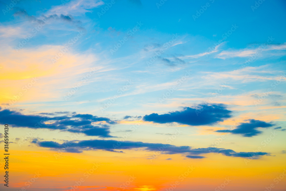 Obraz premium Colourful sunset sky with cloud background