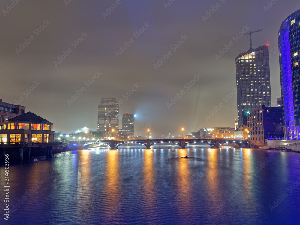 Obraz premium Downtown Grand Rapids at night, blue bridge fog, over the grand river