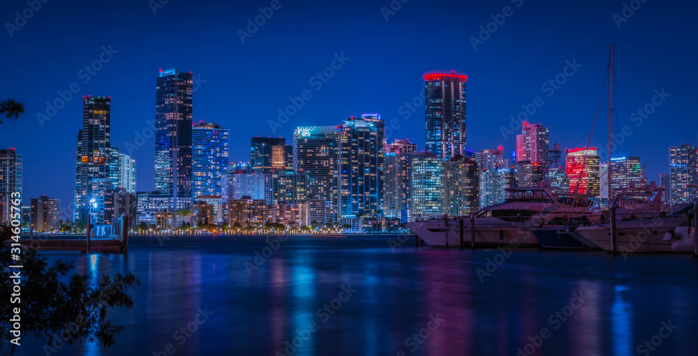 Naklejka premium downtown miami usa night cityscape blue sky sea city skyscraper buildings water lighting traveling