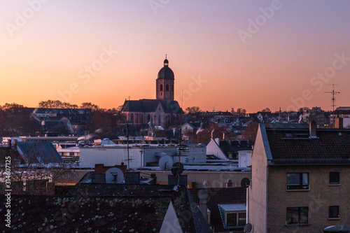 Blick über die Dächer von Mainz im Sonnenaufgang
