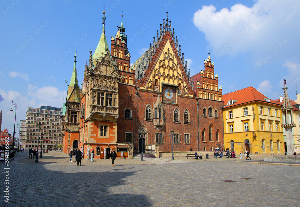 Obraz premium Gothic facade of Wroclaw's Town Hall in Poland