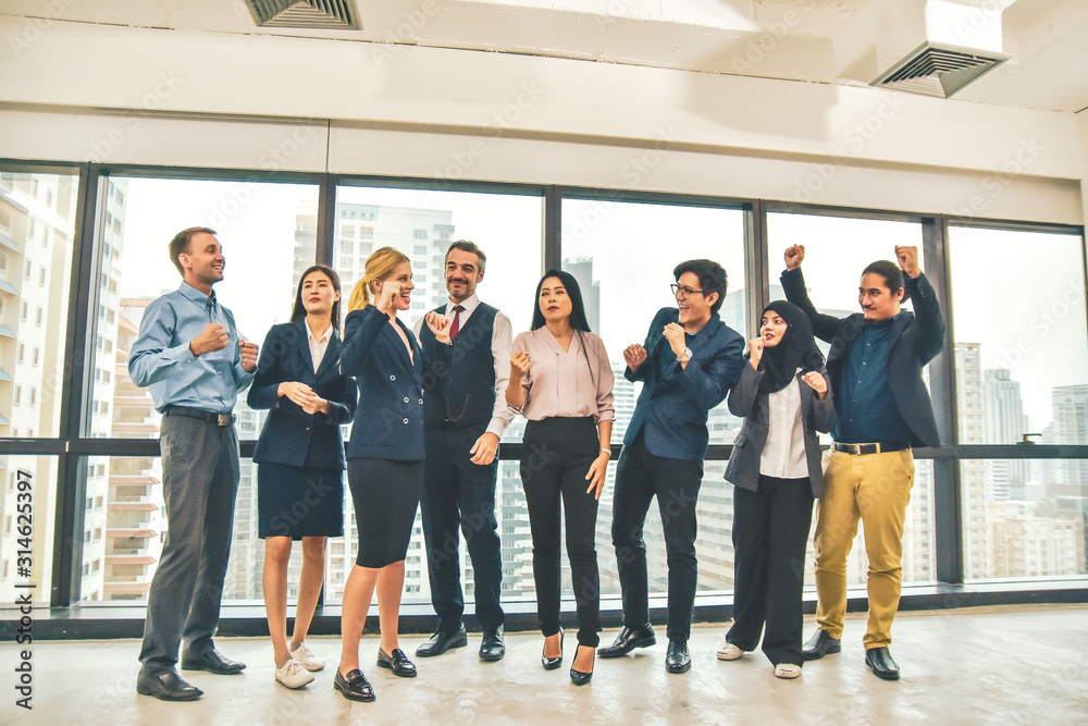 Obraz premium Grupa pracy zespołowej ludzi biznesu jest szczęśliwym zakończonym sukcesem projektu biznesowego stojącego w biurze gratulacje