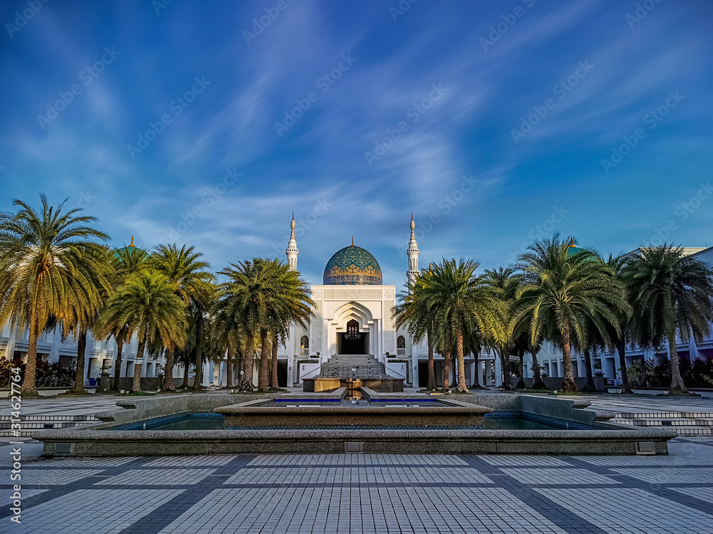 Albukhary Mosque, is one of the most impressive landmarks in Alor Setar, Kedah, Malaysia. It was built by Tan Sri Syed Mokhtar Albukhary, a local entrepreneur who made it big in the lorry business. 