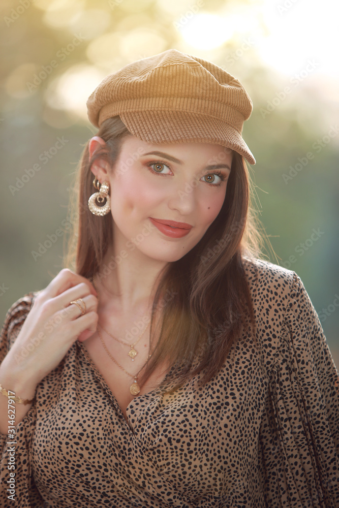Portrait d'une jolie femme brune avec une casquette Stock Photo | Adobe  Stock