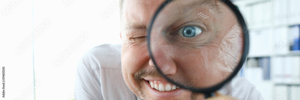 Ταπετσαρία Smiling businessman hold magnifying glass in hand