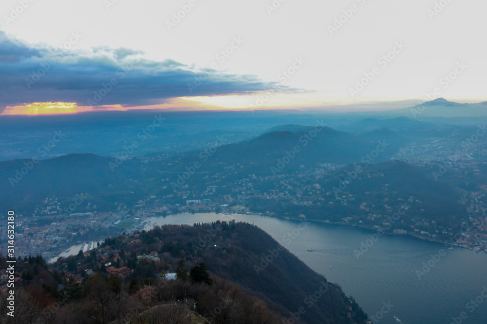 Bellissimo tramonto con vista sulle montagne e sul lago di como da brunate in Lombardia, viaggi e paesaggi 