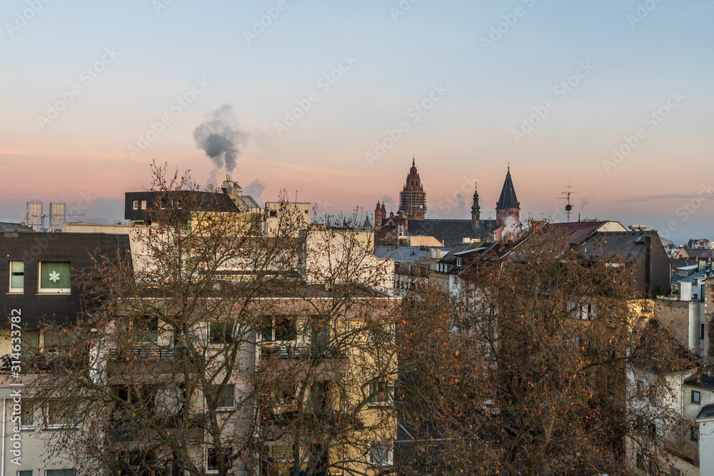 Sonnenaufgang über der Mainzer Altstadt an einem Wintermorgen