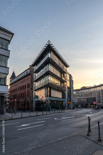 Sonnenaufgang über Bürogebäuden in Mainz an einem Wintermrogen